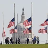 Cờ rủ tưởng niệm các nạn nhân trong vụ xả súng ở Las Vegas, tại Đài tưởng niệm ở Washington, DC ngày 2/10. (Nguồn: AFP/TTXVN)