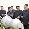 Nhà lãnh đạo Triều Tiên Kim Jong-un kiểm tra một quả bom khinh khí-bom H. (Nguồn: Yonhap/KCNA)