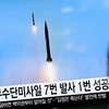 Người dân Hàn Quốc theo dõi tin tức về một vụ phóng tên lửa của Triều Tiên tại Seoul. (Nguồn: EPA/TTXVN)
