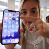 Brooke Amelia Peterson khoe iPhone X tại trụ sở Apple. (Nguồn: YouTube)