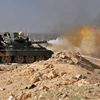Xe tăng của Chính phủ Syria nã đạn pháo vào các mục tiêu của IS trong chiến dịch giải phóng thành phố Deir Ezzor ngày 2/11. (Nguồn: AFP/TTXVN)