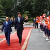 Thủ tướng Nguyễn Xuân Phúc và Thủ tướng Canada Justin Trudeau tại lễ đón. (Ảnh: Thống Nhất/TTXVN)