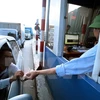 [Video] Lái xe tải trả tiền lẻ khi qua trạm BOT Nam Bình Định