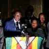 Cựu Phó Tổng thống Zimbabwe Emmerson Mnangagwa (giữa) phát biểu tại trụ sở đảng ZANU-PF ở Harare ngày 22/11. (Nguồn: THX/ TTXVN)