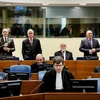 Bị cáo Slobodan Praljak (thứ tư, trái, phía xa) tại phiên tòa ở La Hay ngày 29/11. (Nguồn: AFP/TTXVN)
