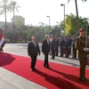 Thủ tướng Iraq Haider al-Abadi và Thủ tướng Anh Theresa May duyệt đội danh dự trong lễ đón tại Baghdad ngày 29/11. (Nguồn: THX/TTXVN)