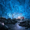 Một du khách đứng ở hang động bên trong dòng sông băng Vatnajokull, Iceland. (Nguồn: National Geographic)