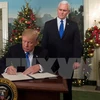 Tổng thống Mỹ Donald Trump (trái) ký tuyên bố công nhận Jerusalem là thủ đô của Israel tại Washington DC., ngày 6/12. (Nguồn: AFP/TTXVN)