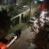 Người dân ra khỏi nhà và tập trung ngoài đường phố khi xảy ra động đất ở Tehran, Iran ngày 21/12. (Nguồn: AFP/TTXVN)