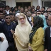 Cựu Thủ tướng Bangladesh Khaleda Zia (giữa) rời khỏi một phiên tòa hồi cuối tháng 12/2017. (Nguồn: AP)