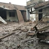 Nhiều ngôi nhà gần khu vực kho chứa phế liệu đã bị sập mái, bay cửa; nhiều mái tôn bay xa hàng chục mét do vụ nổ gây ra. (Ảnh: Thái Hùng/TTXVN)
