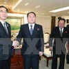 rưởng đoàn đàm phán Hàn Quốc Cho Myoung Gyon (trái) và Trưởng đoàn đàm phán Triều Tiên Ri Son Gwon (thứ 2, trái) sau khi ra tuyên bố chung trong cuộc đàm phán liên Triều tại làng đình chiến Panmunjeom ngày 9/1. (Nguồn: Kyodo/TTXVN)