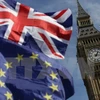 Quốc kỳ Anh và Liên minh châu Âu trong cuộc tuần hành phản đối Brexit tại khu vực Tháp đồng hồ Big Ben ở London, Anh hồi năm 2017. (Nguồn: AFP/TTXVN)
