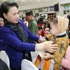 Chủ tịch Quốc hội Nguyễn Thị Kim Ngân tặng quà cho các trẻ em bị ung thư máu đang điều trị tại Bệnh viện. (Ảnh: Trọng Đức/TTXVN)