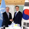 Tổng thống Hàn Quốc Moon Jae-in (phải) và Tổng thư ký Liên hợp quốc Antonio Guterres tại cuộc gặp ở Gangneung ngày 9/2. (Nguồn: YONHAP/TTXVN)