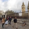Người dân Anh tại khu vực tòa nhà Quốc hội Anh ở London. (Nguồn: AFP/TTXVN)