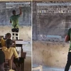 Akoto giảng cho các học trò của mình bằng cách vẽ lên bảng phấn. (Nguồn: Facebook)