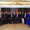 Thủ tướng Nguyễn Xuân Phúc, Chủ tịch Hội Doanh nghiệp Việt Nam tại Australia Trần Bá Phúc và các đại biểu chụp ảnh chung. (Ảnh: Thống Nhất/TTXVN)