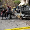 Nhân viên pháp y điều tra tại hiện trường vụ đánh bom xe ở Alexandria ngày 24/3. (Nguồn: AFP/TTXVN)