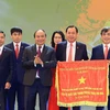 Thủ tướng Nguyễn Xuân Phúc trao tặng Cờ thi đua của Chính phủ cho Ngân hàng Nông nghiệp và Phát triển nông thôn. (Ảnh: Thống Nhất/TTXVN)