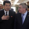 Chủ tịch Ủy ban Olympic Quốc tế Thomas Bach (phải) và Chủ tịch Ủy ban Olympic Triều Tiên, ông Kim Il Guk. (Nguồn: AFP)