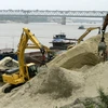 Hà Nội: Hàng loạt bãi chứa vật liệu xây dựng chiếm đất trái phép 