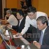 Lãnh đạo Bộ Tài nguyên và Môi trường xem và trả lời câu hỏi trực tuyến đợt II/2014. (Nguồn ảnh: PV/Vietnam+)