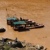 Tình trạng khai thác cát diễn ra công khai giữa ban ngày trên dòng sông Mã. (Ảnh: Hùng Võ/Vietnam+) 