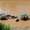 Tình trạng khai thác cát diễn ra công khai giữa ban ngày trên dòng sông Mã. (Ảnh: Hùng Võ/Vietnam+)