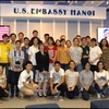 Bà Judy Garber, quyền Trợ lý Ngoại trưởng Hoa Kỳ Judy Garber (hàng đầu đứng chính giữa) chụp ảnh lưu niệm cùng các sinh viên Việt Nam. (Ảnh: Hùng Võ/Vietnam+)