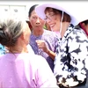Bà Judith Garber chia sẻ với bà con nông dân vùng lúa ven biển xã Giao Hải. (Ảnh: Hùng Võ/Vietnam+)