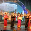 Phó Thủ tướng Hoàng Trung Hải và Bộ trưởng Tài nguyên-Môi trường Nguyễn Minh Quang trao kỷ niệm chương cho các tập thể điển hình tiên tiến. (Ảnh: Hùng Võ/Vietnam+)