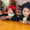 Hàng ngày từ thứ Hai đến thứ Sáu, trẻ em tại trường mầm non Phiêng Luông sẽ được uống 120ml sữa tươi. (Ảnh: Hùng Võ/Vietnam+)