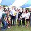 Đại sứ Ted Osius chụp ảnh lưu niệm cùng các đại sứ tê giác đến từ Hoa Kỳ, Nam Phi và các bạn trẻ Việt Nam. (Ảnh: Hùng Võ/Vietnam+)