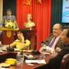 Giáo sư Matthew Hibberd (chính giữa) chia sẻ tại buổi seminar. (Ảnh: Hùng Võ/Vietnam+)