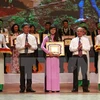 Bộ trưởng Bộ Tài Nguyên và Môi trường Nguyễn Minh Quang (trái) trao giải cho các tập thể có thành tích xuất sắc trong bảo vệ môi trường trong năm 2015. (Ảnh: Trọng Đạt/TTXVN)