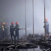 Theo lời một số công nhân, khu vực cháy có thể bắt nguồn từ khu vực đang hàn xì phía sau xưởng. (Ảnh: Minh Sơn/Vietnam+)