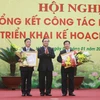 Phó Thủ tướng Hoàng Trung Hải (đứng giữa) trao tặng Danh hiệu Chiến sĩ thi đua Toàn quốc của Thủ tướng Chính phủ cho Thứ trưởng Trần Hồng Hà và Thứ trưởng Nguyễn Thái Lai. (Nguồn: TTXVN)