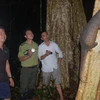 Anh Trần Quang Phương (áo đen) trong một lần đi tái thả tê tê về rừng tự nhiên. (Nguồn: CPCP)