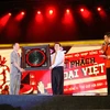 Anh hùng lao động, nghệ nhân Trần Văn Sen – Chủ tịch HĐQT Tập đoàn Hương Sen trao quà tượng trưng cho các chiến sĩ tại Hoàng Sa, Trường Sa