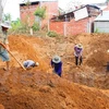 Người dân huyện Ba Tri, tỉnh Bến Tre vật vã đào giếng vét nước ngầm. (Ảnh: Hùng Võ/Vietnam+)