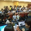 Hàng trăm phóng viên báo chí dự buổi họp báo 8 phút của Bộ Tài nguyên và Môi trường. (Ảnh: Hùng Võ/Vietnam+)