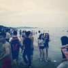 Mới hai ngày đầu dịp nghỉ lễ nhưng khách du lịch đã nườm nượp kéo đến bãi biển Cửa Lò. (Ảnh: Hùng Võ/Vietnam+)