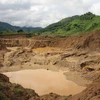 Một hố vàng ở huyện Nam Giang bị khai khai thác trái phép. (Ảnh: PV/Vietnam+)