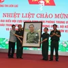 Đại diện Hội Cựu chiến binh 5 cơ quan Trung ương trao tặng phẩm cho Bộ tư lệnh Thông tin liên lạc. (Ảnh: Hùng Võ/Vietnam+)