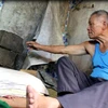 Ông Nguyễn Quang Thành, ở tổ 55, phường Hà Trung bên ngôi nhà nứt toác tường. (Ảnh: H.V/Vietnam+)