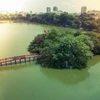 Chung tay bảo vệ môi trường để có những không gian xanh như Hồ Gươm. (Ảnh: Vietnam+)