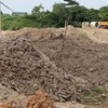 Bùn thải đổ tại bãi bồi Thanh Lan, thuộc xã Đại Mạch, huyện Sóc Sơn, thành phố Hà Nội. (Ảnh: MM/Vietnam+)