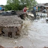 Đê biển tại thị trấn Sông Đốc (huyện Trần Văn Thời) ven bờ biển Tây bị sạt lở nghiêm trọng. (Ảnh: Huỳnh Thế Anh/TTXVN)