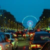 Buổi tối, đại lộ Champs Elysées lộng lẫy với “ngàn sao” nhấp nháy trên hai hàng cây chạy dài thẳng tắp hướng đến Khải Hoàn Môn. (Ảnh: Hùng Võ/Vietnam+)